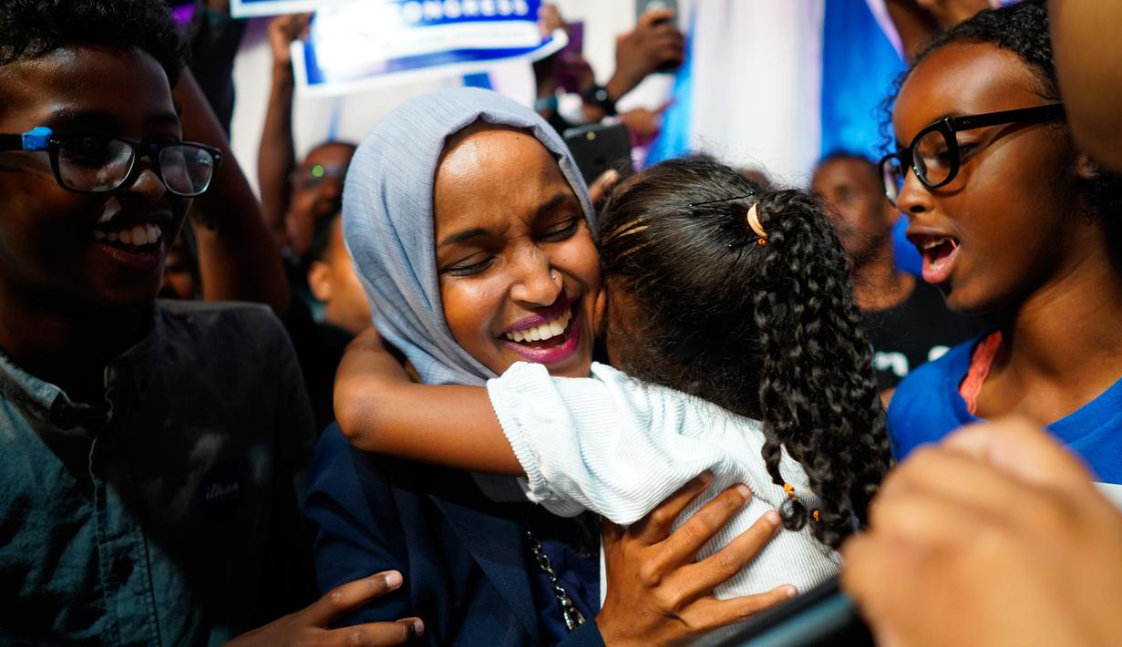 Ilhan Omar memeluk anaknya saat merayakan kemenangan putaran pertama pemilihan Distrik Kongres ke-5 di Minneapolis, AS, Selasa (14/8). Omar segera menggantikan posisi Keith Ellison dari kursi perwakilan rakyat. (Mark Vancleave/Star Tribune via AP)