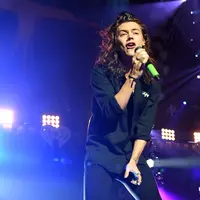 Beberapa waktu yang lalu, Harry Styles membuat netizen kaget dengan penampilan barunya. Bagiaman tidak, Harry Styles menghilangkan imej 'bad boy' nya dengan memangkas rambut gondrongnya. (AFP/Bintang.com)