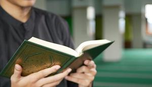 Ilustrasi mengaji di malam Lailatu Qadar. Photo by Indonesia Bertauhid on Unsplash