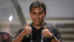 Ekspresi pelatih&nbsp;Timnas Indonesia U-17, Bima Sakti&nbsp;saat pertandingan Grup B Kualifikasi Piala Asia U-17 2023 melawan Timnas Guam U-17 yang berlangsung di Stadion Pakansari, Bogor, Senin (3/10/2022). (Bola.com/Bagaskara Lazuardi)