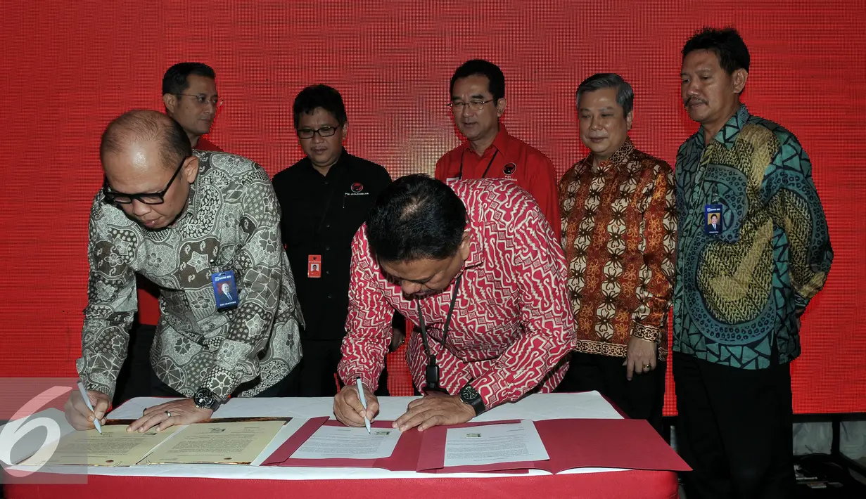 Vice President BRI Sigit Murtiyoso (Kiri), bersama Bendahara Umum PDIP Plly Dondokambey melakukan penandatangan MOU di saksikan Sekjen PDI Perjuangan Hasto Kristanto (Kedua Kiridi Jakarta, Selasa (20/10/2015). (Liputan6.com/Johan Tallo)