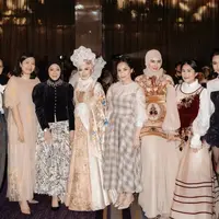 Nagita Slavina tampil mengenakan inner putih lengan panjang dengan kerah circle berkerut. Dipadukan long dress motif kotak-kotak model spaghetti strap. [@drfeninugraha.spgk]