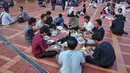 Setiap jemaah yang menunaikan ibadah puasa Ramadan di Masjid Istiqlal Jakarta mendapatkan takjil, makanan, dan minuman untuk berbuka. (Liputan6.com/Angga Yuniar)