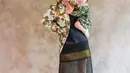 Sementara sang ibu kenakan midi dress bergaris dan rok sheer. Dipadu dengan long blazer floral dan mules heels [@julstelle]