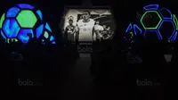 Mantan kiper Persela, almarhum Choirul Huda, menerima penghargaan Lifetime Achievement Liga 1 di Hotel Mulia, Jakarta, Jumat (22/12/2017). Malam Penghargaan Liga 1 memberi apresiasi kepada sejumlah tokoh sepak bola. (Bola.com/Vitalis Yogi Trisna)