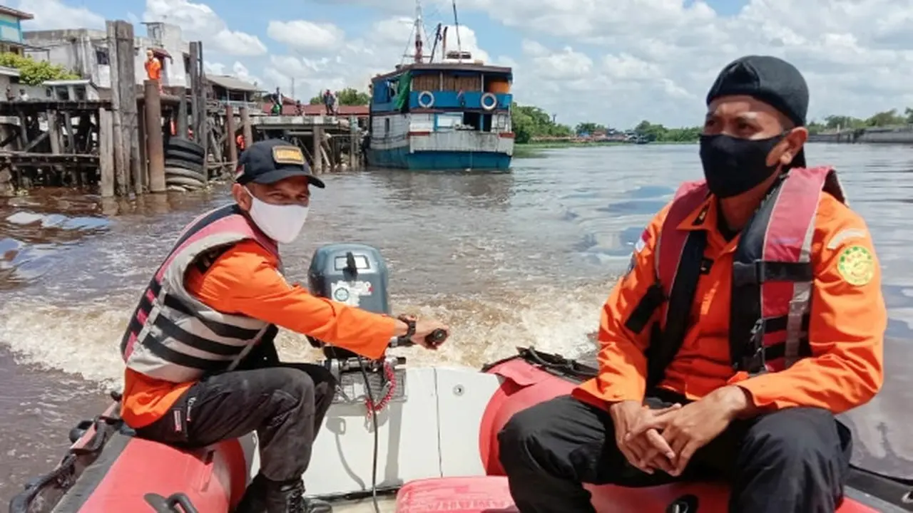 Pencarian ABK tenggelam di Sungai Siak setelah mengejar kardus mie yang terjatuh.