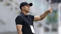 Pelatih Kalteng Putra, Gomes de Oliveira, memberikan arahan kepada pemainnya saat menghadapi Tira Persikabo pada laga Shopee Liga 1 di Stadion Pakansari, Bogor, Jumat (26/7). Tira Persikabo menang 5-2 atas Kalteng.