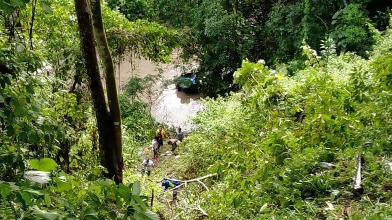 Mobil rombongan kampanye terjun ke jurang