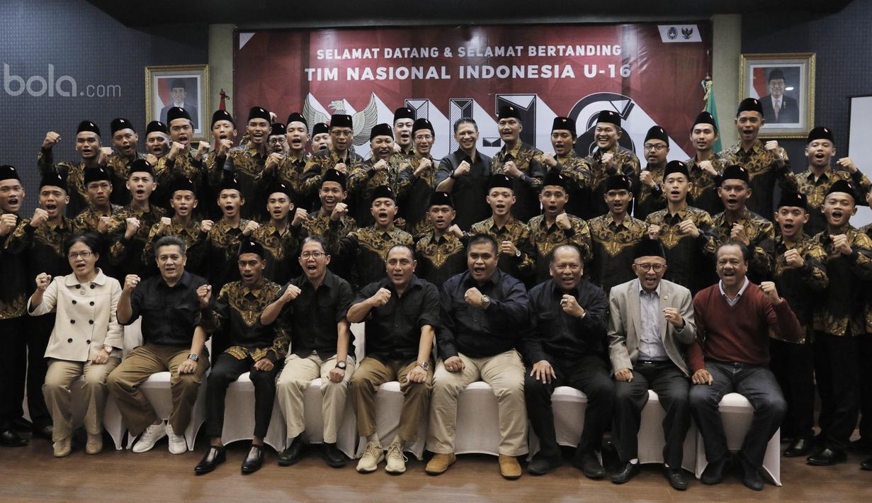 Timnas Indonesia U-16 bersama staf PSSI foto bersama saat acara pelepasan Timnas U-16 ke piala AFF di Jakarta, Kamis, (6/7/2017). Piala AFF U-15 akan berlangsung 9-22 Juli di Thailand. (Bola.com/M Iqbal Ichsan)