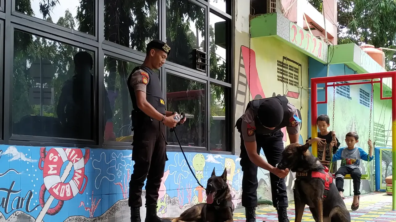 2 Ekor Anjing K-9 Disiagakan di Terminal Kampung Rambutan