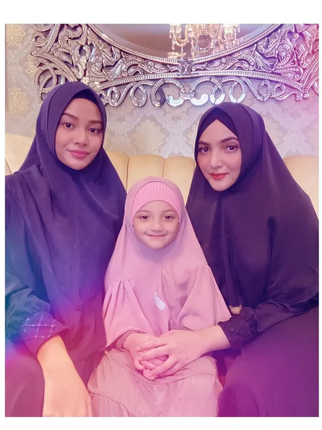 6 Potret Kompak Aurel dan Ashanty Saat Pakai Hijab, Memesona
