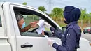 Polisi memeriksa kendaraan yang melintas di pos pemeriksaan jalan tol Setia Alam di Negara Bagian Selangor 5 Desember 2020. Pemerintah Malaysia akan memperpanjang perintah kontrol pergerakan orang di beberapa area hingga 20 Desember untuk mengendalikan penyebaran COVID-19. (Xinhua/Chong Voon Chung)
