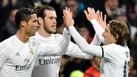 Dari kiri ke kanan: Cristiano Ronaldo, Gareth Bale, dan Luka Modric merayakan gol Real Madrid ke gawang Deportivo La Coruna pada laga La Liga di Santiago Bernabeu, Madrid, Minggu (10/1/2016) dini hari WIB. (AFP/Gerard Julien)
