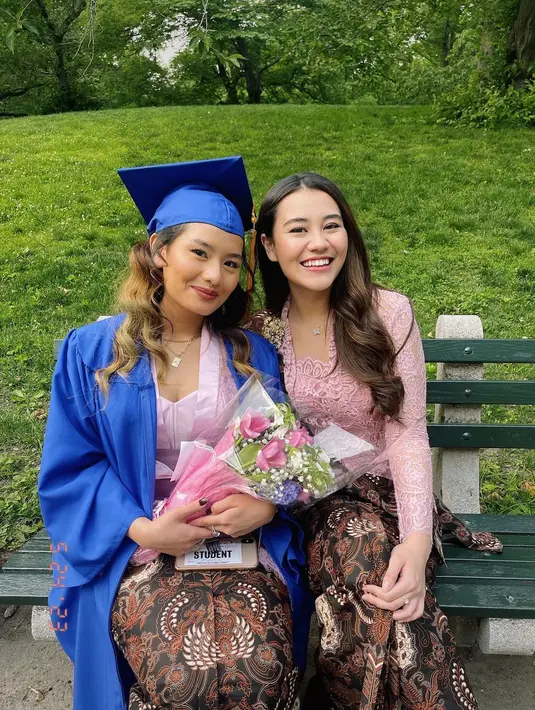 "Jauh-jauh dari Jakarta ke New York untuk menghadiri wisuda @zahwamassaid. Hari ini adalah tonggak sejarah, ini memberi tahu Anda seberapa jauh Anda telah datang." tulis Reza Artamevia. [Instagram/aaliyah.massaid/rezaartameviaofficial]