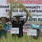 Bupati Kutai Kartanegara Edi Damansyah saat panen raya padi sawah organik di Desa Sarinadi, Kecamatan Kota Bangun Darat, Kabupaten Kutai Kartanegara beberapa waktu lalu.