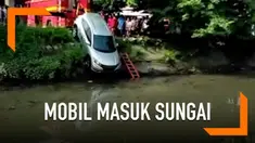 Sebuah mobil bernasib nahas karena masuk ke dalam sungai di Surabaya. Keluarga pengendara mengatakan posisi mobil sudah berhenti, mesin mati, dan di-rem tangan.