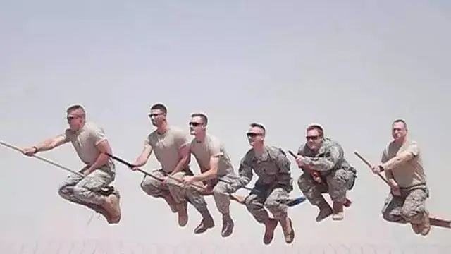 6 Momen Lucu Tentara Berusaha Lepas Stres, Tingkahnya Ada-Ada Saja