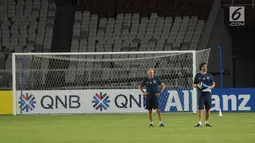 Pelatih JDT, Raul Longhi (kiri) mengecek kondisi lapangan jelang latihan resmi penyisihan Grup H Piala AFC 2018 melawan Persija di Stadion GBK, Jakarta, Senin (9/4). Laga kedua tim akan digelar, Selasa (10/4). (Liputan6.com/Helmi Fithriansyah)