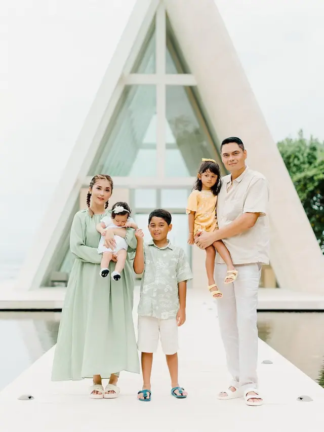 Eva Anindita bersama keluarga (Foto: Instagram  eva_anindita_zachrie)