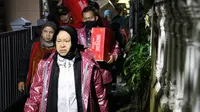 Menteri Sosial Tri Rismaharini meninjau lokasi longsor di Gang Bajo, Kebon Kelapa, Kelurahan Cibogor, Kec. Bogor Tengah, Kota Bogor, Selasa (13/10/2022) malam (Liputan6.com/Achmad Sudarno)