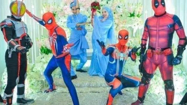 Kakak laki-laki pakai kostum superhero di pernikahan adik
