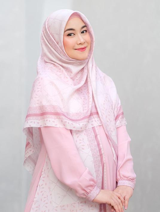 Meski begitu. beberapa penampilannya saat menggunakan gamis juga masih memperlihatkan baby bump. Tak sedikit netizen yang justru merasa gemas dengan penampilan Anisa Rahma ini. (Liputan6.com/IG/@anisarahma_12)