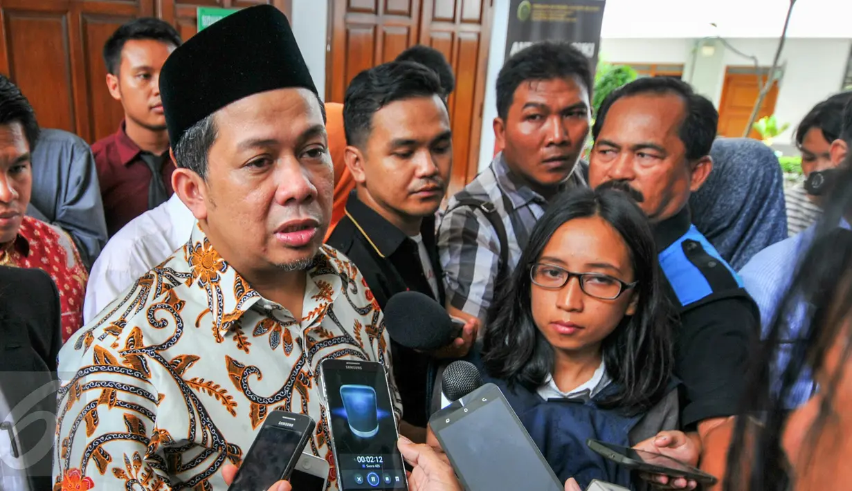 Wakil Ketua DPR RI Fahri Hamzah menjawab pertanyaan media usai menjalani proses mediasi dengan PKS di PN Jakarta Selatan, Selasa (3/5). Fahri menggugat PKS atas keputusan pemecatannya dari segala jenjang keanggotaan partai. (Liputan6.com/Yoppy Renato)