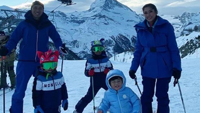 Ibas dan Aliya Rajasa mengajak ketiga buah hati mereka berlibur akhir tahun di Swiss. (dok. Instagram @ibasyudhoyono/https://www.instagram.com/p/B6jJbXfloPu/Putu Elmira)