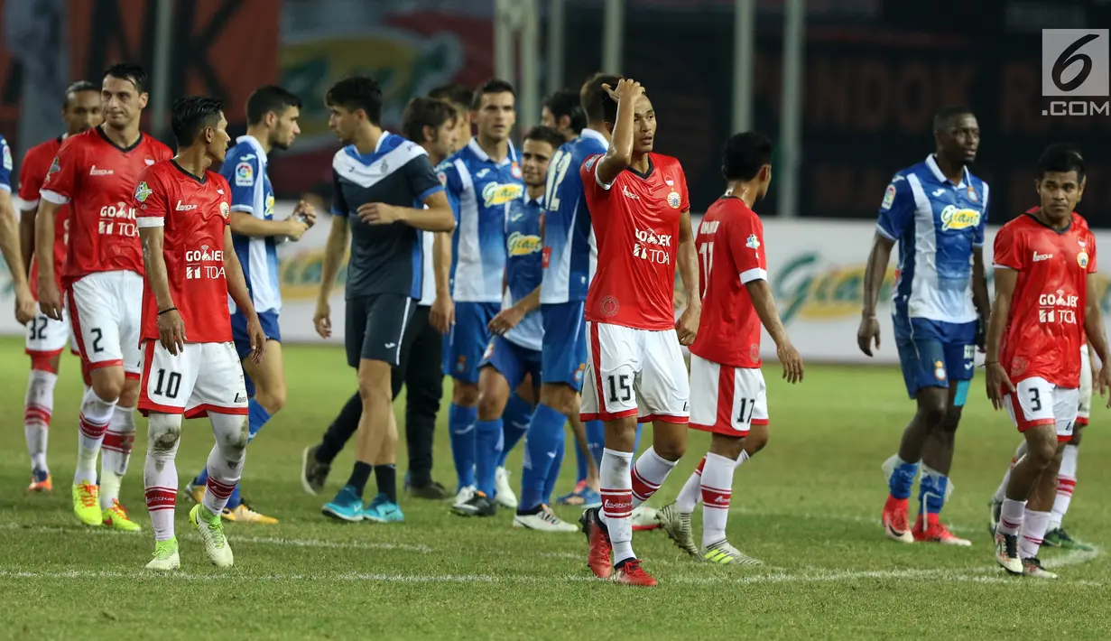Pemain Persija, Oka memegang kepala usai melawan RCD Espanyol pada laga persahabatan di Stadion Patriot Candrabhaga, Bekasi, Rabu (19/7). Persija kalah telak dari RCD Espanyol 0-7. (Liputan6.com/Helmi Fithriansyah) 