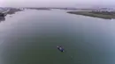 Foto udara ini memperlihatkan para nelayan di perairan Shatt al-Arab di Basra, Irak, Selasa (7/6/2022). Shatt al-Arab, atau Arvand Rūd adalah sungai yang terletak di Asia Barat Daya. Sungai ini memiliki panjang sekitar 200 km. (AP Photo/Nabil al-Jurani)