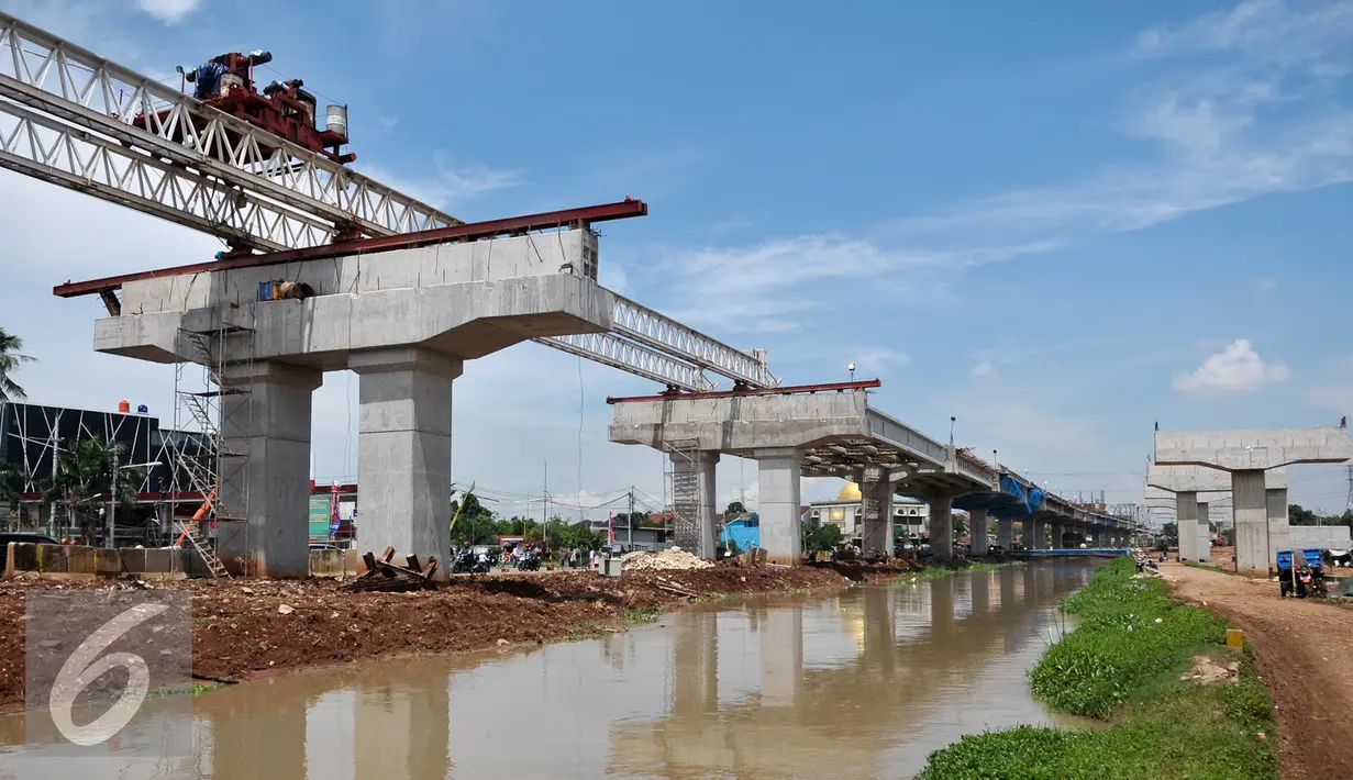 Proyek Tol Becakayu dimulai tahun 1996, tetapi berhenti 2 tahun setelahnya karena krisis moneter, Jakarta, Kamis (27/10). Sejak 2015, proyek jalan untuk memecahkan masalah kemacetan Jalan Inspeksi Kalimalang itu digeber lagi. (Liputan6.com/Yoppy Renato)
