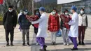Sejumlah pasien yang dinyatakan sembuh dari virus corona diberi bunga oleh petugas medis di Rumah Sakit Afiliasi Pertama Universitas Zhejiang di Hangzhou, Provinsi Zhejiang, China, Rabu (5/2/2020). Mereka dinyatakan sembuh dan sudah diizinkan pulang dari rumah sakit. (Xinhua/Xu Yu)
