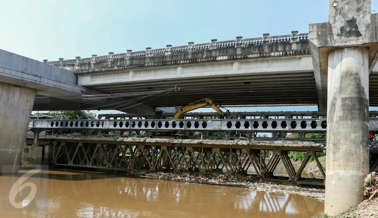 Pemprov DKI Jakarta mulai membongkar Jembatan Rawajati, Kalibata, Jakarta, Minggu (6/3/2016). Pasalnya, keberadaan jembatan tersebut menyebabkan pemukiman warga di sekitar Kali Ciliwung sering terendam banjir. (Liputan6.com/Yoppy Renato)