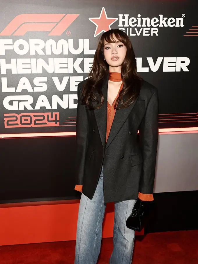 6 Pesona Lisa BLACKPINK Tampil Stunning dengan Glam Makeup dan Side Bangs untuk Las Vegas F1 Grand Prix