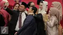 Sejumlah peserta sidang melakukan selfie usai sidang tahunan MPR RI, DPR RI dan DPD RI tahun 2016 di Kompleks Parlemen, Senayan, Selasa (16/8). Sidang tersebut beragendakan penyampaian pidato kenegaraan Presiden Joko Widodo. (Liputan6.com/Johan Tallo)