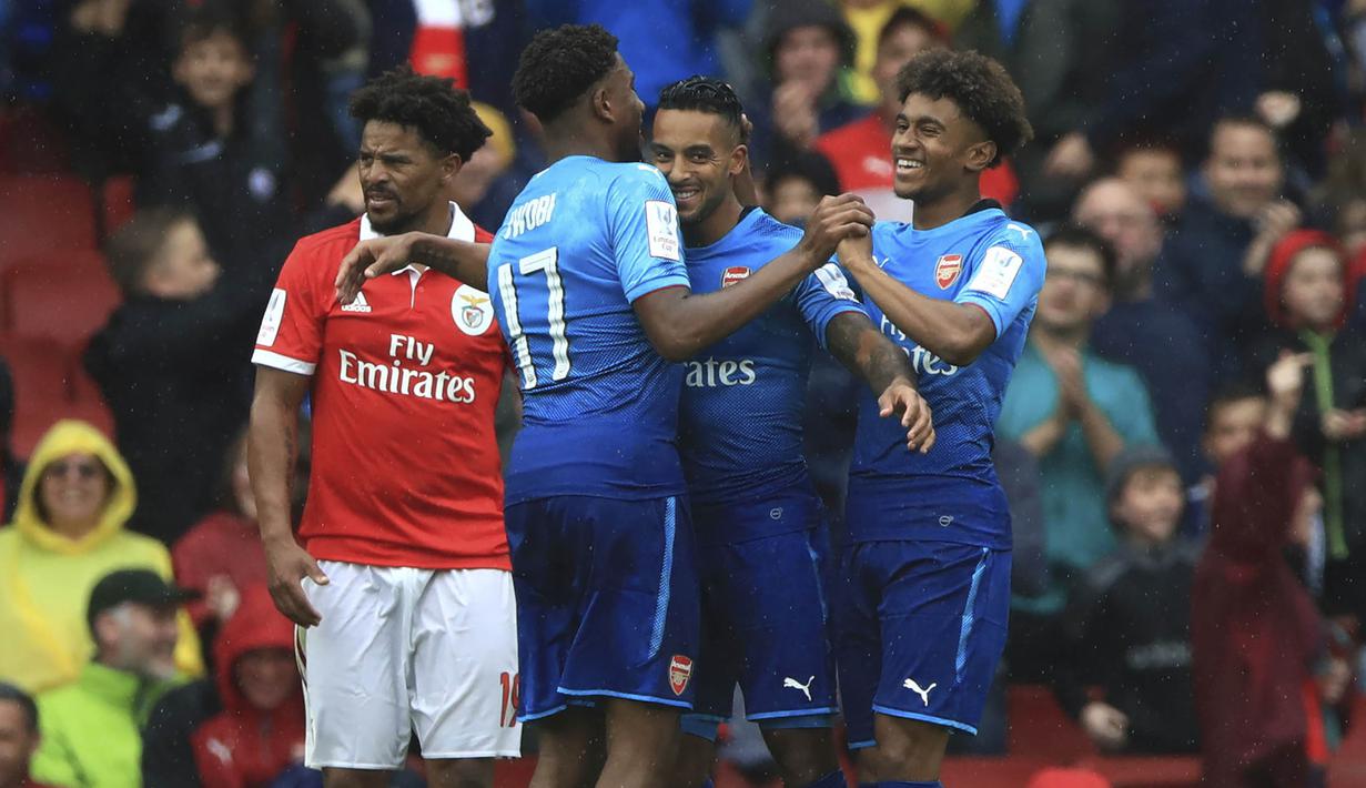 Para pemain Arsenal merayakan gol yang dicetak Theo Walcott ke gawang Benfica pada laga Emirates Cup di Stadion Emirates, London, Sabtu (29/7/2017). Arsenal menang 5-2 atas Benfica). (AP/John Walton) 
