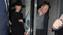 Dalam foto yang di abadikan oleh paparazi, Amber dan Elon nampak tidak mesra. Bahkan, keduanya keluar-masuk kedalam klub secara terpisah. (Dailymail/Bintang.com)