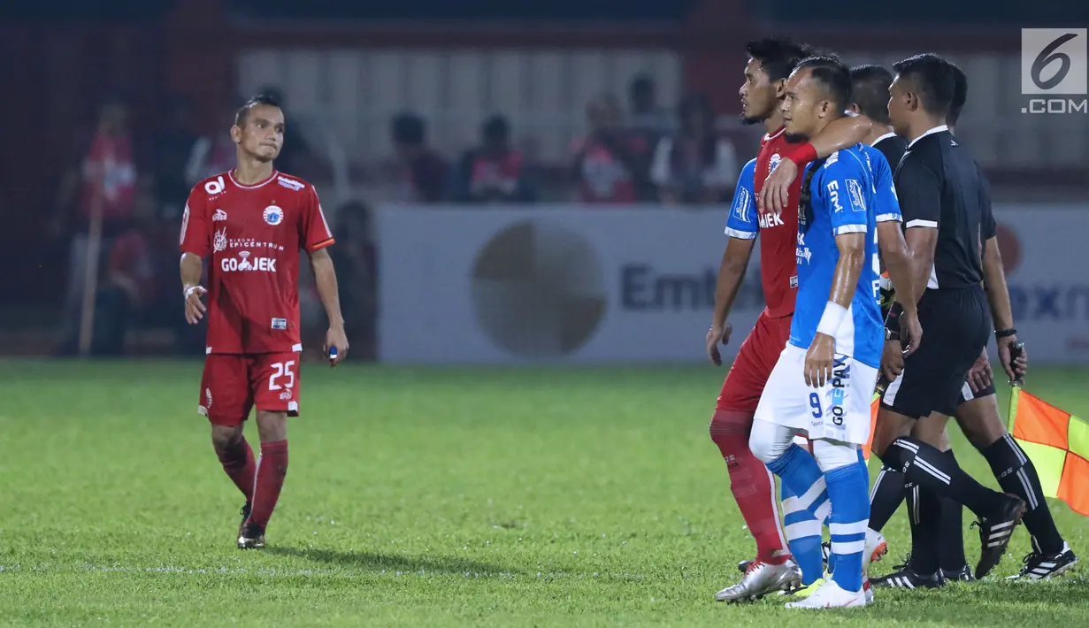 Bek Persija, Maman Abdurrahman bersama penyerang Persib, Airlangga usai laga lanjutan Go-Jek Liga 1 Indonesia 2018 bersama Bukalapak di Lapangan PTIK, Jakarta, Sabtu (30/6). Laga dimenangkan Persija 1-0. (Liputan6.com/Helmi Fithriansyah)
