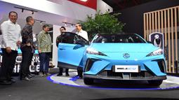 Presiden Joko Widodo atau Jokowi (tengah-kanan) mengunjungi pameran Indonesia International Motor Show (IIMS) di JIExpo, Kemayoran, Jakarta, Kamis (16/2/2023). Jokowi mengatakan industri otomotif Indonesia memiliki prospek yang sangat cerah. (ADEK BERRY/AFP)