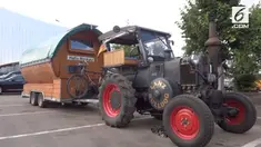 Seorang suporter Jerman berusia 70 tahun memberi dukungan pada negaranya dengan datang ke Rusia gunakan traktor.