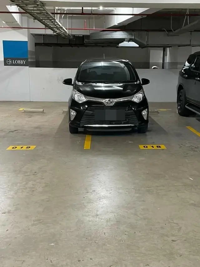 Mobil parkir serakah (Instagram/@markirterus)