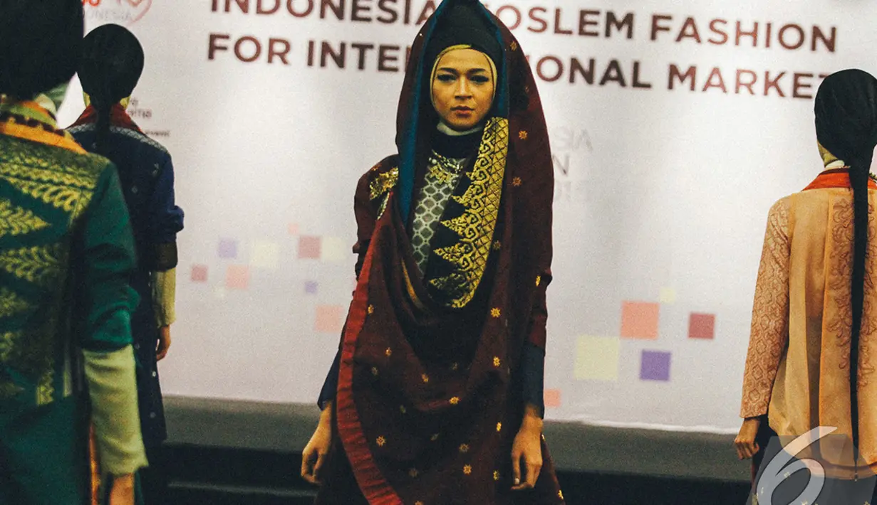Perpaduan menarik antara kebudayaan Timur Tengah dengan kebudayaan etnik Indonesia menjadikan sebuah rancangan busana muslim yang sangat indah, Jakarta, Rabu (29/10/2014) (Liputan6.com/Faizal Fanani)