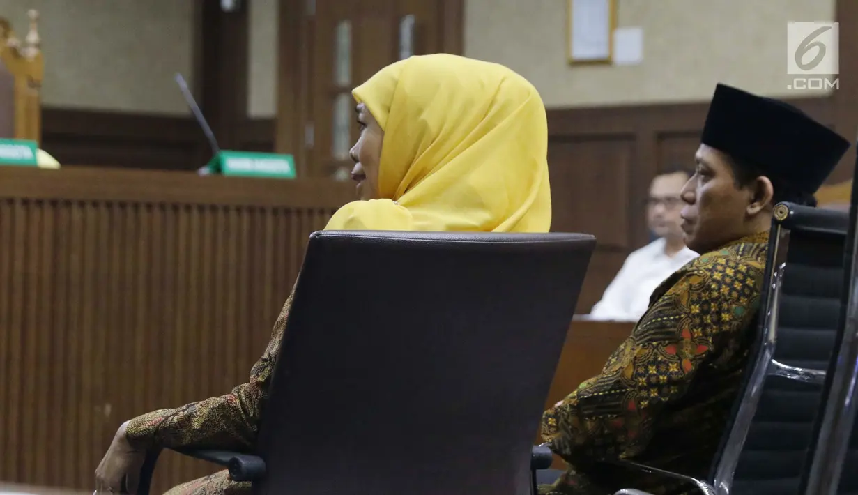 Gubernur Jawa Timur Khofifah Indar Parawansa (kiri) saat menjadi saksi pada sidang lanjutan suap seleksi pengisian jabatan di Kementerian Agama dengan terdakwa Haris Hasanuddin dan M Muafad Wirahadi, Pengadilan Tipikor, Jakarta, Rabu (3/7/2019). (Liputan6.com/Helmi Fithriansyah)
