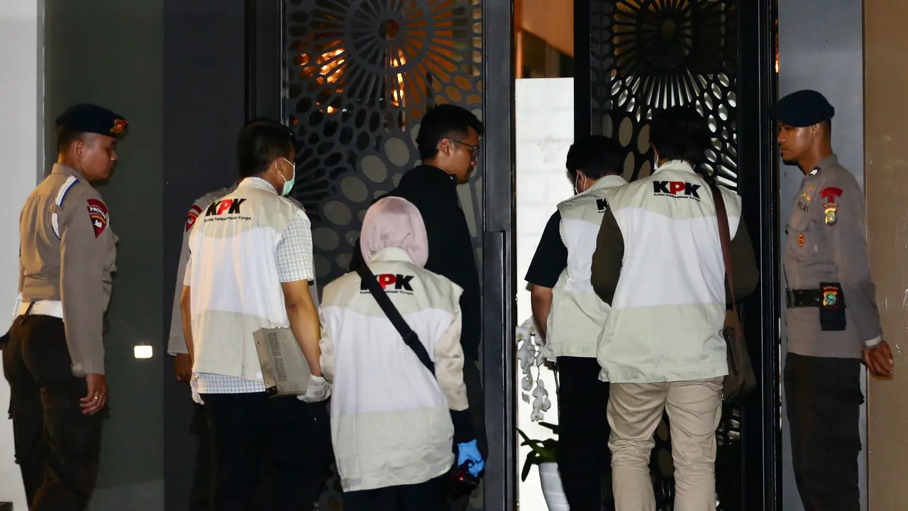 PHOTO: Bawa Tas, Penyidik KPK Masuk ke Dalam Rumah Setnov