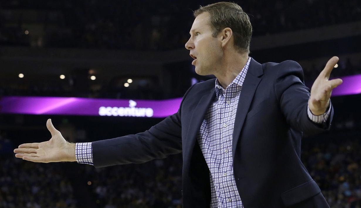 Pelatih Chicago Bulls, Fred Hoiberg memimpin timnya melawan Warriors pada laga NBA basketball game di Oracle Arena, Oakland, (24/11/2017). Warriors menang 143-94. (AP/Jeff Chiu)