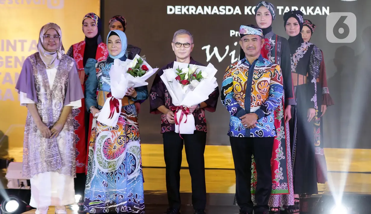Desainer nasional Wignyo usai memamerkan koleksinya dalam gelaran Festival 6 2023 di Senayan Park, Jakarta, Minggu (9/7/2023). (Liputan6.com/Helmi Fithriansyah)
