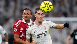 Duel Dean Huijsen dan Djibril Sow dalam laga Liga Spanyol antara Real Madrid vs Sevilla, Minggu (21/12/2025). (AP Photo/Manu Fernandez)