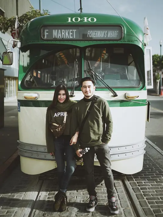 "Kembaran yang gak disengaja.... sama keretanya......," tulis syahnazs sebagai keterangan foto yang diunggah pada 26 April. Keduanya kompak dengan kaos lengan panjang yang dikenakan. (Instagram/syahnazs)