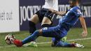 Aski Son Heung-min, (kiri) berebut bola dengan pemain Kitchee Sports Club, Daniel Cancela Rodriguez pada laga persahabatan di Hong Kong, (26/5/2017). Tottenham menang 4-1. (AP/Kin Cheung)