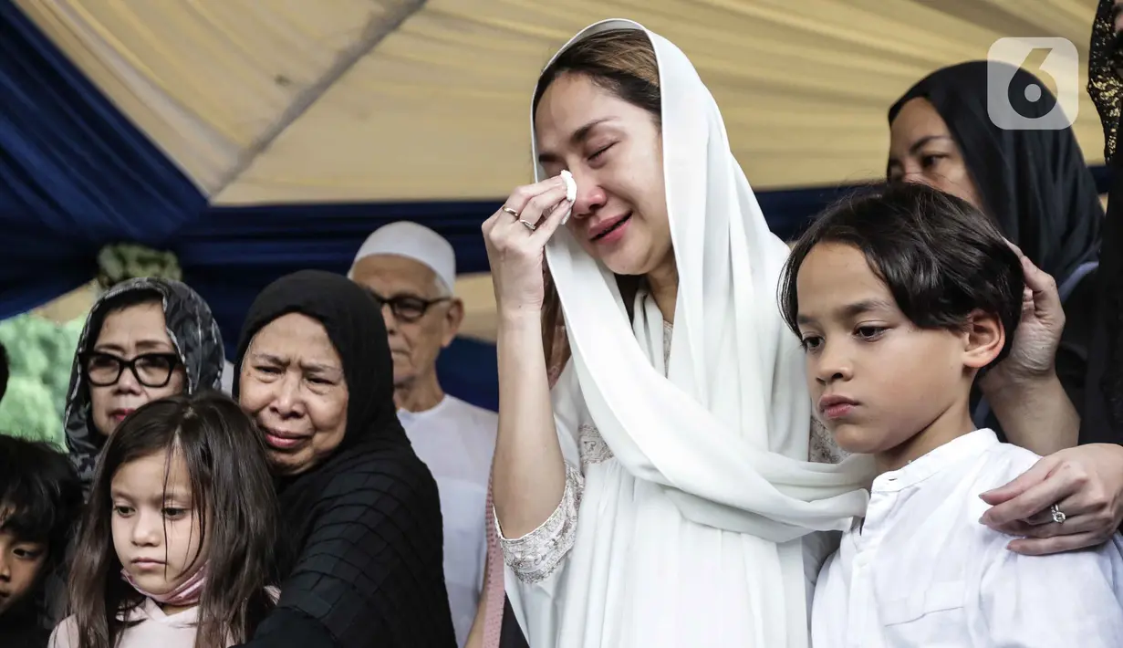 Tangis Bunga Citra Lestari atau BCL saat pemakaman jenazah Ashraf Sinclair di San Diego Hills, Karawang, Jawa Barat, Selasa (18/2/2020). Ashraf Sinclair mengembuskan napas terakhir pukul 04.51 WIB pagi tadi. (Liputan6.com/Faizal Fanani)